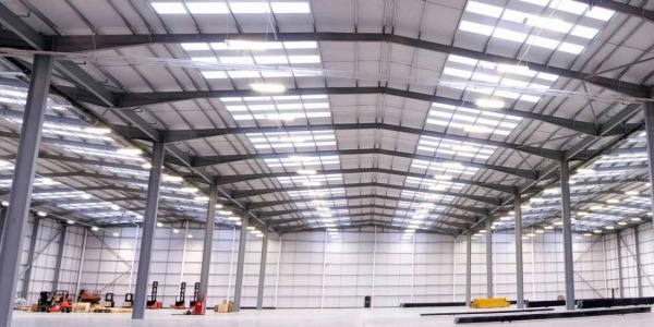 Avantajele folosirii tehnologiei LED in iluminatul industrial al halelor si depozitelor